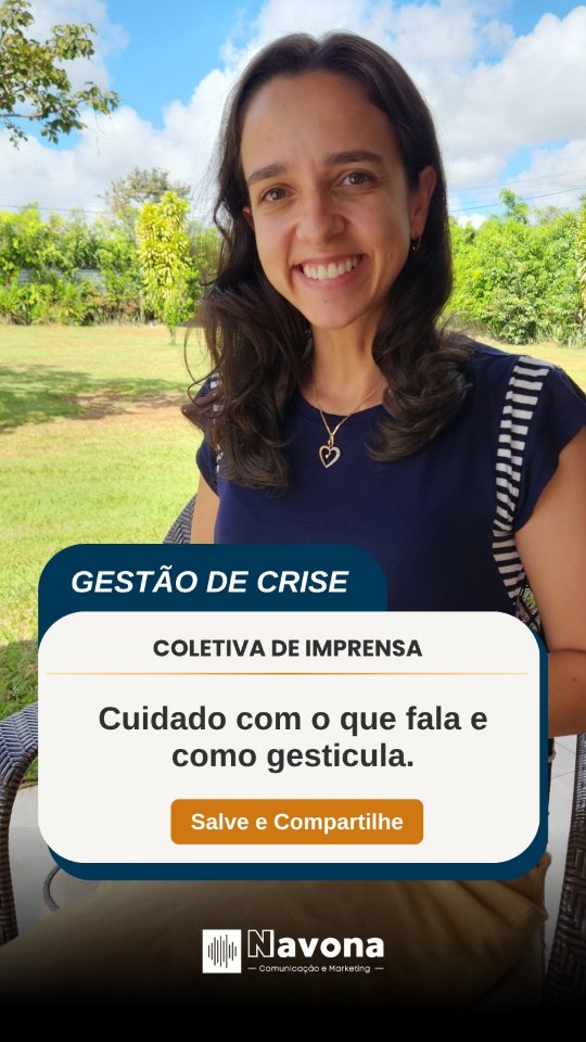 A crise de comunicação não começa quando você pega no microfone. Começa quando você acha que ainda não está sendo gravado.

Em coletiva de imprensa com transmissão ao vivo, não existe off. Microfone de lapela continua ativo. Câmera continua enquadrando. E o que vaza no bastidor, como comentário paralelo, reação no canto, orientação sussurrada, pode virar conteúdo antes que você perceba.

Uma frase informal vira manchete.

Um gesto vira meme.

Uma conversa de rádio corredor vira processo.

Comunicação estratégica não é só discurso bem escrito. É saber que câmera não tem pausa. Que microfone continua na escuta em uma live. Que a sua expressão quando alguém te faz uma pergunta ruim também comunica.

Bastidor é palco.

Se você assessora alguém que vai para coletiva — ou se você mesmo vai — salva esse post e manda para quem precisa ver.

Esse erro custa caro. E é completamente evitável.

📩 Quer saber como preparar seu cliente (ou você mesmo) para uma coletiva sem deixar brecha? Me chama no direct.

#NavonaComunicação #GestãodeCrise #Narrativa #MarketingPolítico